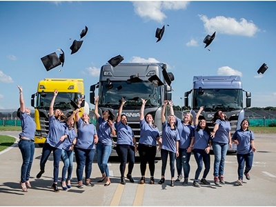 Egresaron las primeras 12 mujeres conductoras de camiones Scania